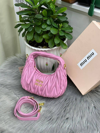 Miu Miu

with box
🎁🎁🎁

90 dhs🪙🌨️

Zain244
♥️♥️♥️