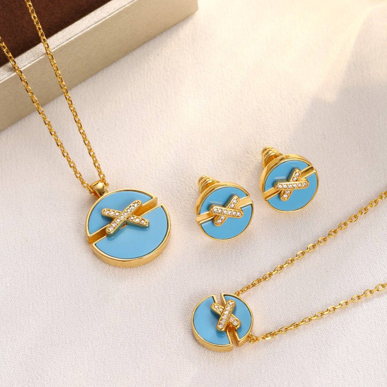 Choumet SET 
NECKLACE 
BRACELET 
EARRINGS 
130 DHS🪙🌨️

With BOX And Paper Bag
🎁🎁🎁

Zain89
♥️♥️♥️