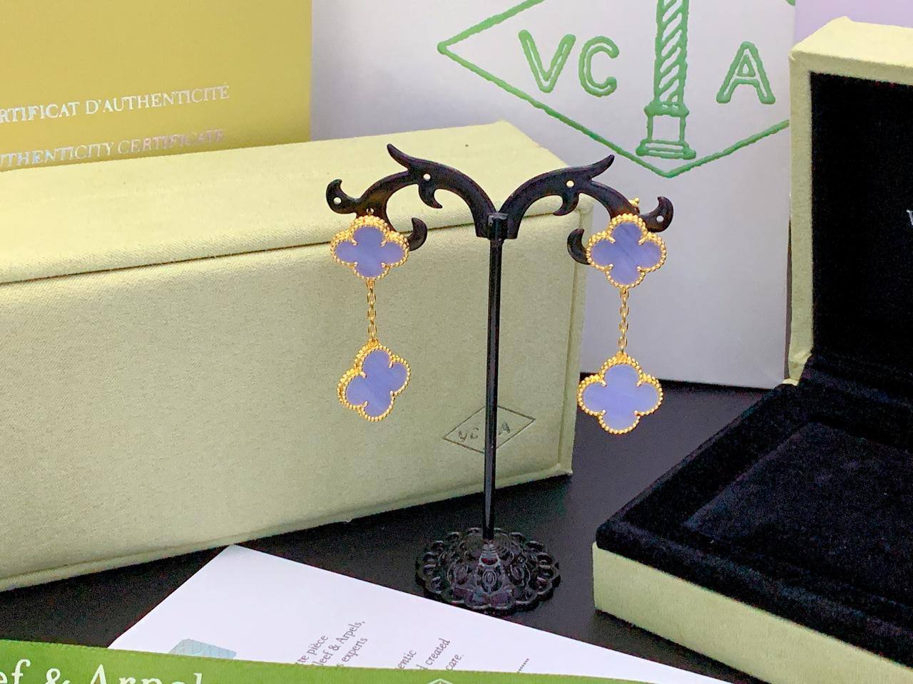 VCA 
EARRING 
MASTER💫✨
60 DHS✅
WITH BOX AND PAPER BAG🛍️🎁

Zain89
♥️♥️♥️