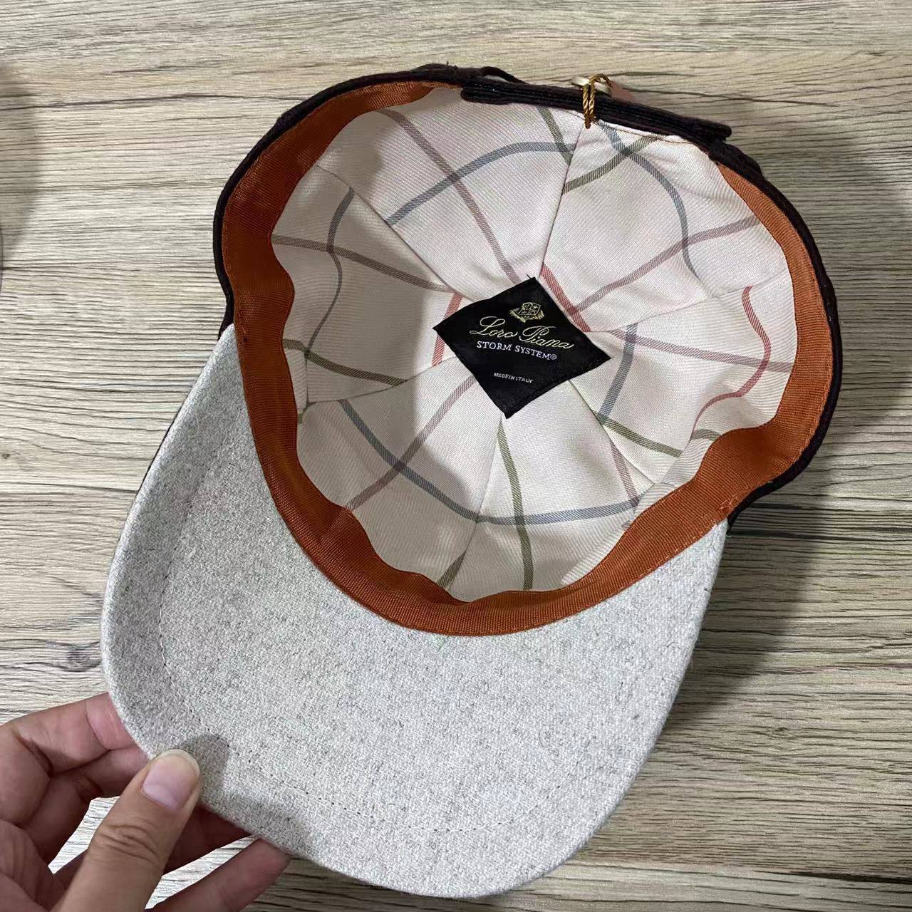 CASHMERE 
LORO PIANA 
MENS CAP 🧢 
FREE SIZE 
120 dhs❤️

Zain88
♥️♥️♥️