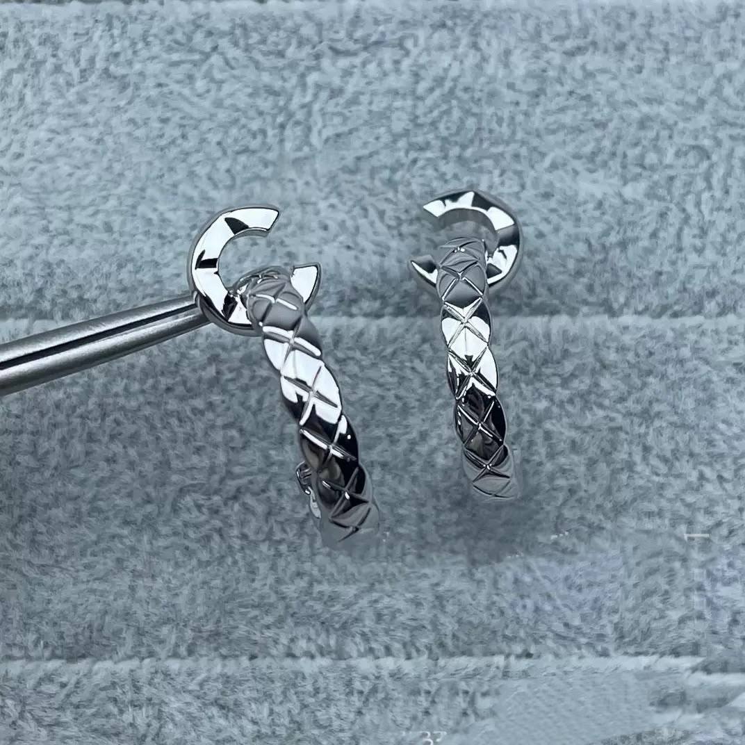 CHANEL ❤️‍🔥*
Earring 🦋
Master quality 💯
With normal boxes 🗃️ 
50 dhs💓
With master box 📦 
65 dhs💓

Zain216
♥️♥️♥️