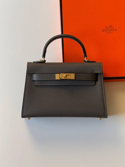Hermes
minikelly 19cm💕
master quality😍with box❤️
340 dhs❤️💚❤️💚

Zain52
💚❤️💚