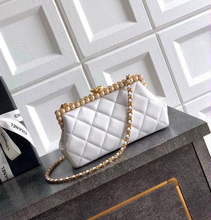 CHANEL 

COPY ONE 

NEW RESTOCK 

WITH BOX 

110dhs🇦🇪
Zain17
♥️♥️♥️