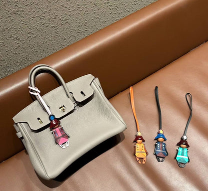 Hermes 🐎 
➡️ *Orginal* 
       *full handmade original leather*
*Artificier charm*

*320 dhs🪙* with Original *Box and Bag*🎁

Zain280
♥️♥️♥️