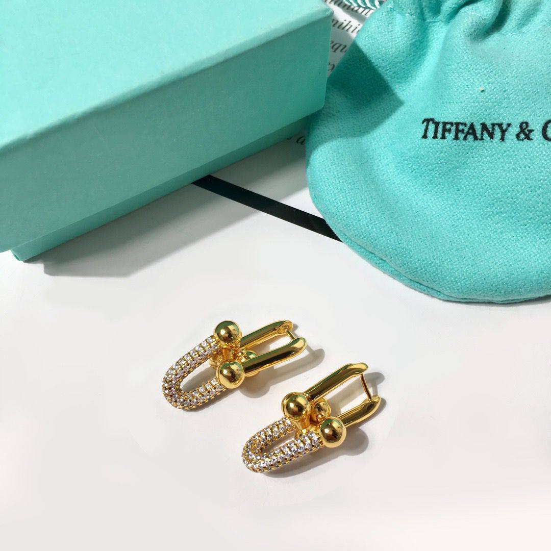 Tiffany ❤️‍🔥*
Earring💥
Master quality 💯
With normal boxes 🗃️ 
50 dhs✅
With master box 📦 
85 dhs✅

Zain216
♥️♥️♥️