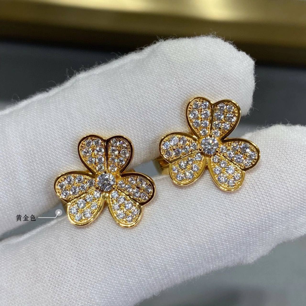 VCA ❤️‍🔥*
Earring 🐦‍🔥
Master quality 💯
With normal boxes 📦 
60 dhs✅
With master box 🗃️ 
95 dhs✅

Zain216
♥️♥️♥️