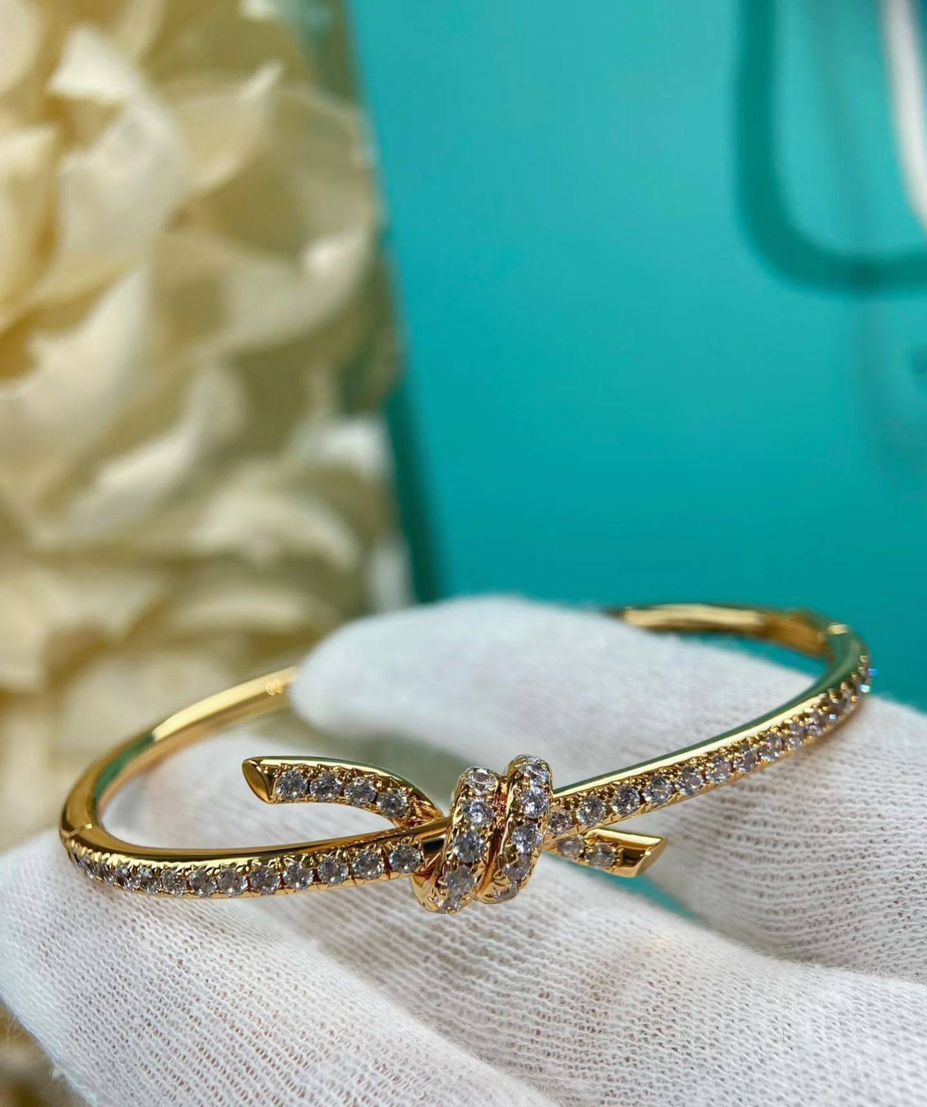 Tiffany ❤️‍🔥*
Bangle ✨
*Master quality ✅*
With normal boxes 📦 
55 dhs🗽
With master box 🗃️ 
90 dhs🗽

Zain216
♥️♥️♥️