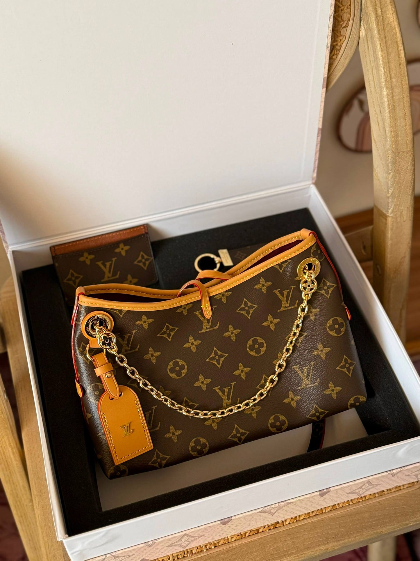 New Collection✨✨✨
LV
20cm
450 dhs✅
*FULL SET(GIFT BOX)*😍😍
*MASTER QUALITY*
With box

Zain167
♥️♥️♥️