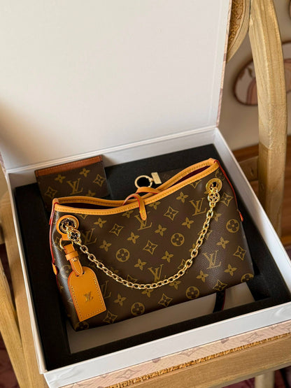 New Collection✨✨✨
LV
20cm
450 dhs✅
*FULL SET(GIFT BOX)*😍😍
*MASTER QUALITY*
With box

Zain167
♥️♥️♥️