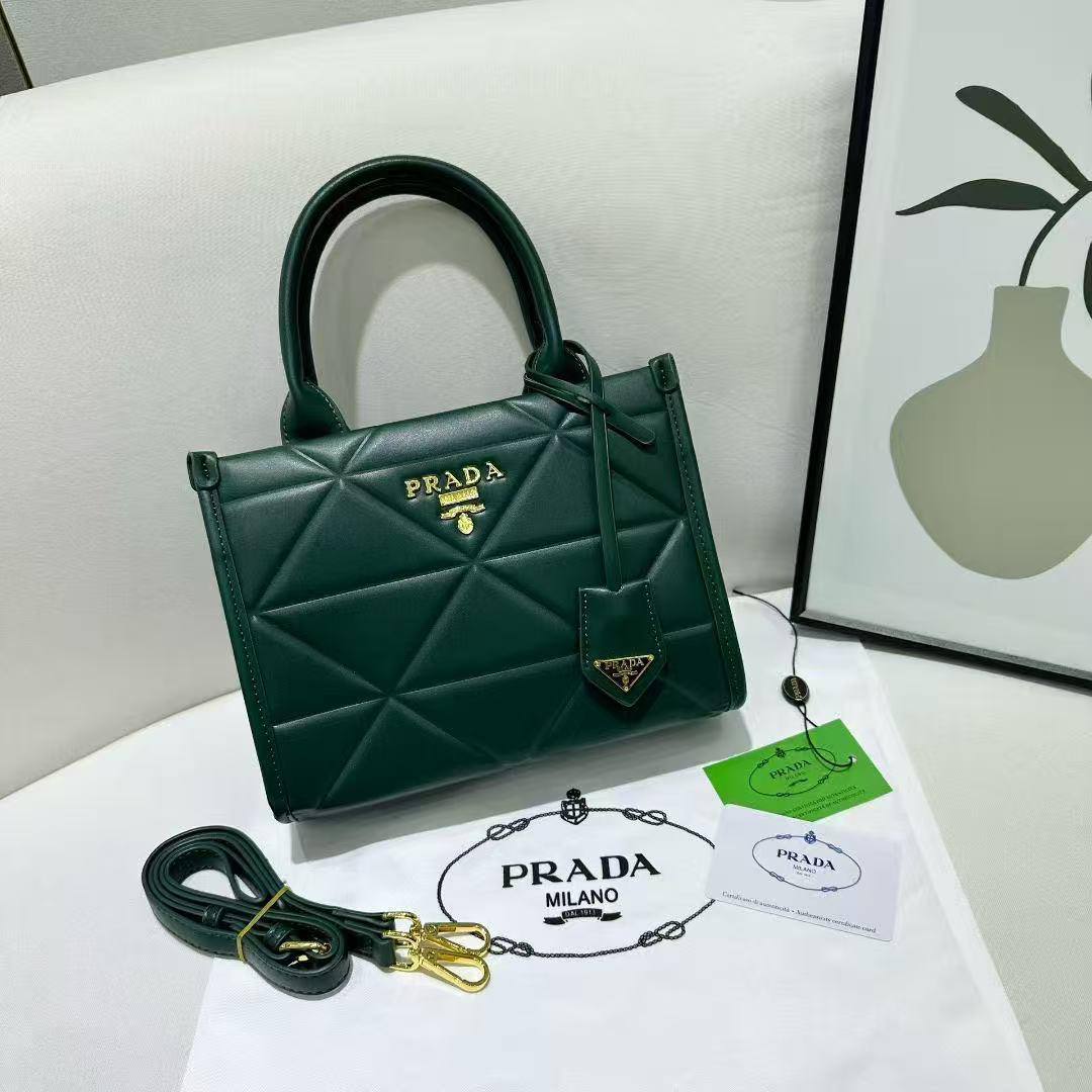 Prada
95 dhs✅
high quality
24cm

Zain26
♥️♥️♥️