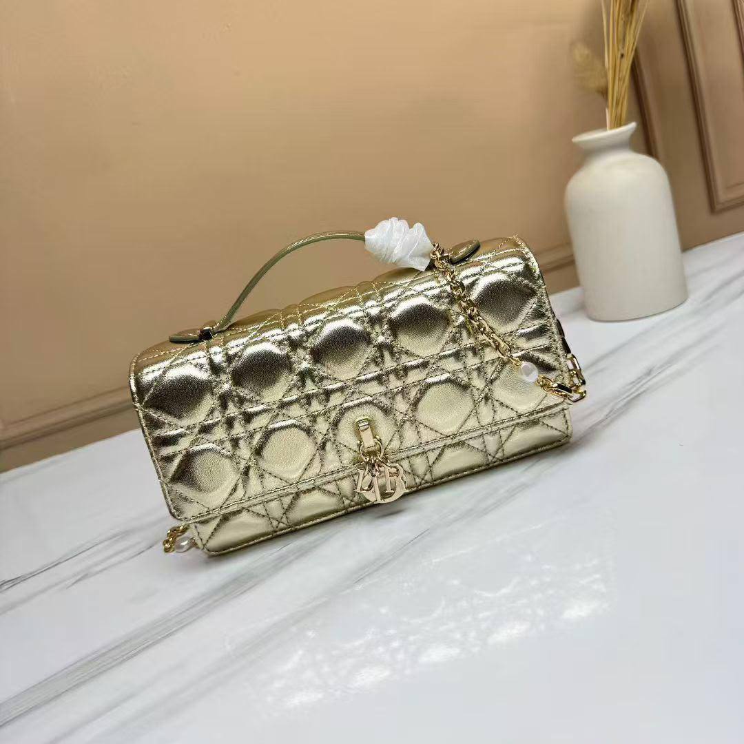 Dior
Master🌺🌺
280 dhs💛

Zain153
♥️♥️♥️