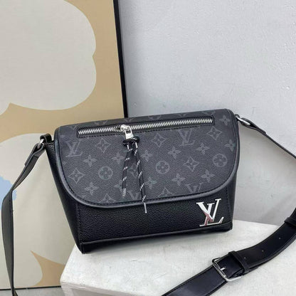 LV
28.5*18*10cm
75 dhs🪙🌨️

Zain17
♥️♥️♥️