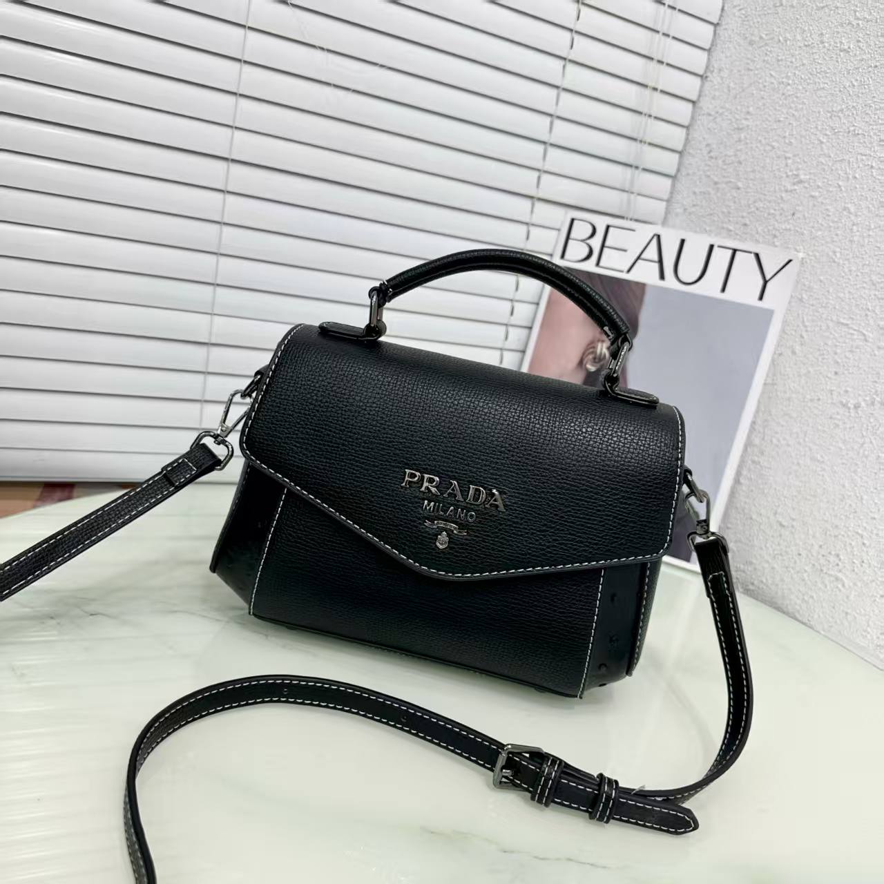 PRADA 
GOOD quality 
95 dhs✅

Zain200
♥️♥️♥️