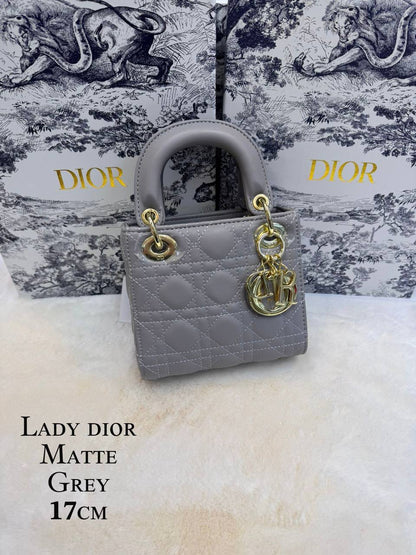 Dior
 (𝐥𝐚𝐝𝐲)
𝐰𝐢𝐭𝐡 𝐛𝐨𝐱 
🎁🎁🎁

𝐥𝐞𝐚𝐭𝐡𝐞𝐫 𝐦𝐚𝐭𝐭𝐞
𝐬𝐢𝐳𝐞:17𝐜𝐦
100 dhs🪙🖤

Zain56
♥️♥️♥️