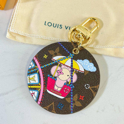KEYCHAIN AND BAG CHARM✨💫
70 dhs❣️  WITH GOOD BOX 🎁AND PAPER BAG 🛍️🎁

Zain89
♥️♥️♥️
