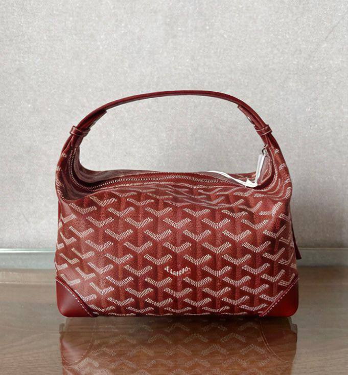 Goyard 
good quality 
with box 
🎁🎁🎁

120 dhs✅

Size : 25cm

Zain295
♥️♥️♥️