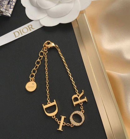 Dior Bracelet ☘️
Master quality 

*50* AED normal box 📦

Zain48
♥️♥️♥️