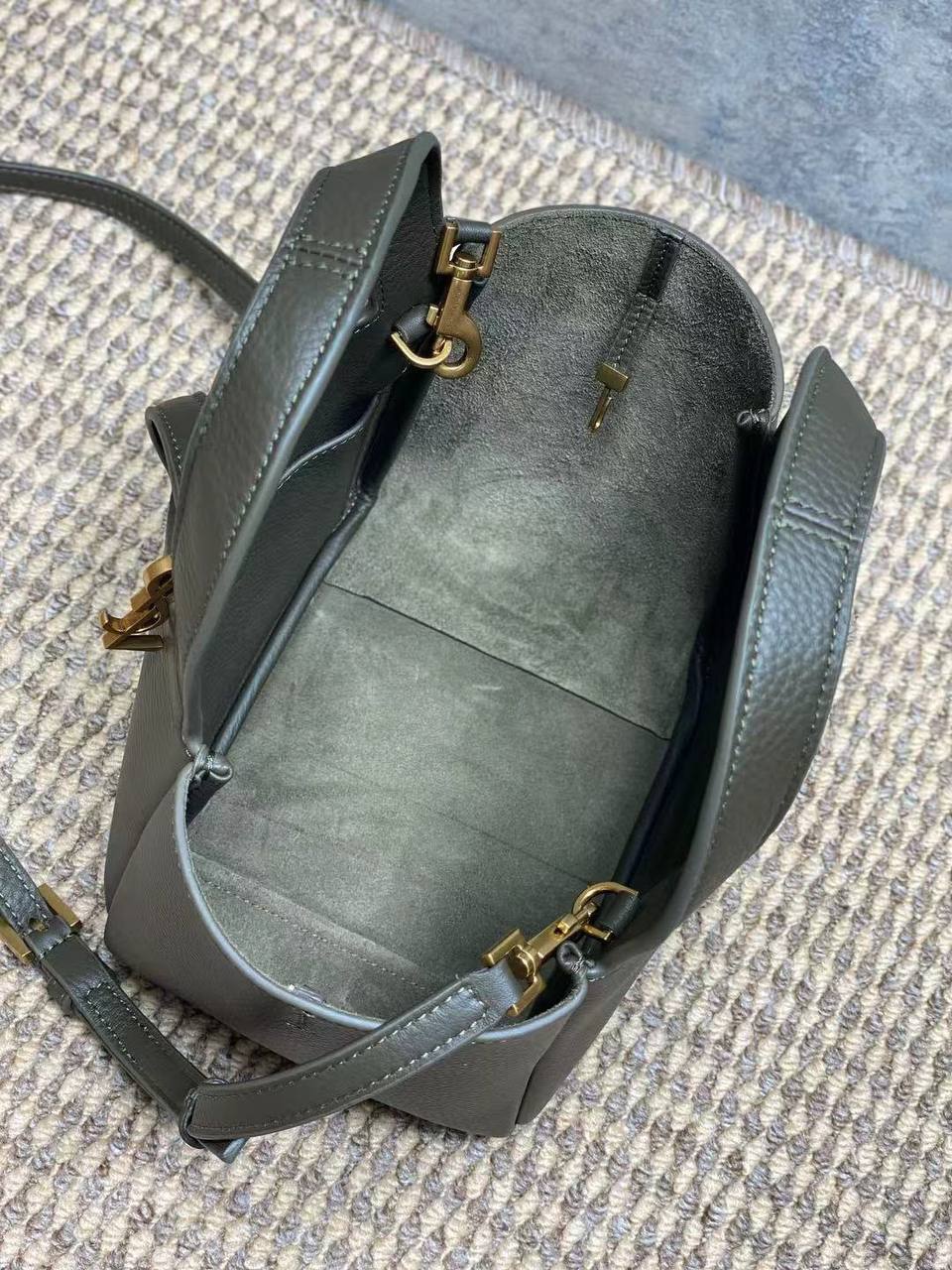 YSL Le 5 Á 
Baby Bea tote bag✅*
*Size 18 cm*
For Price 👇 WhatsApp✅
0568585901 
0507557372
0552275751 Owner Zain 👌

Zain274
♥️♥️♥️