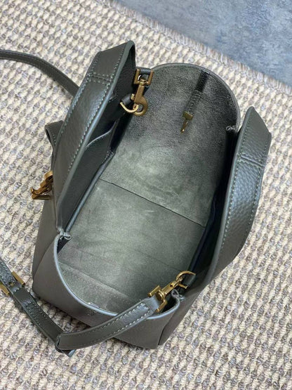 YSL Le 5 Á 
Baby Bea tote bag✅*
*Size 18 cm*
For Price 👇 WhatsApp✅
0568585901 
0507557372
0552275751 Owner Zain 👌

Zain274
♥️♥️♥️