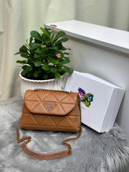 PRADA
SIZE  ……… 24CM 🥰
90 dhs🪙🌨️

with BOX🌷
🎁🎁🎁

Zain244
♥️♥️♥️