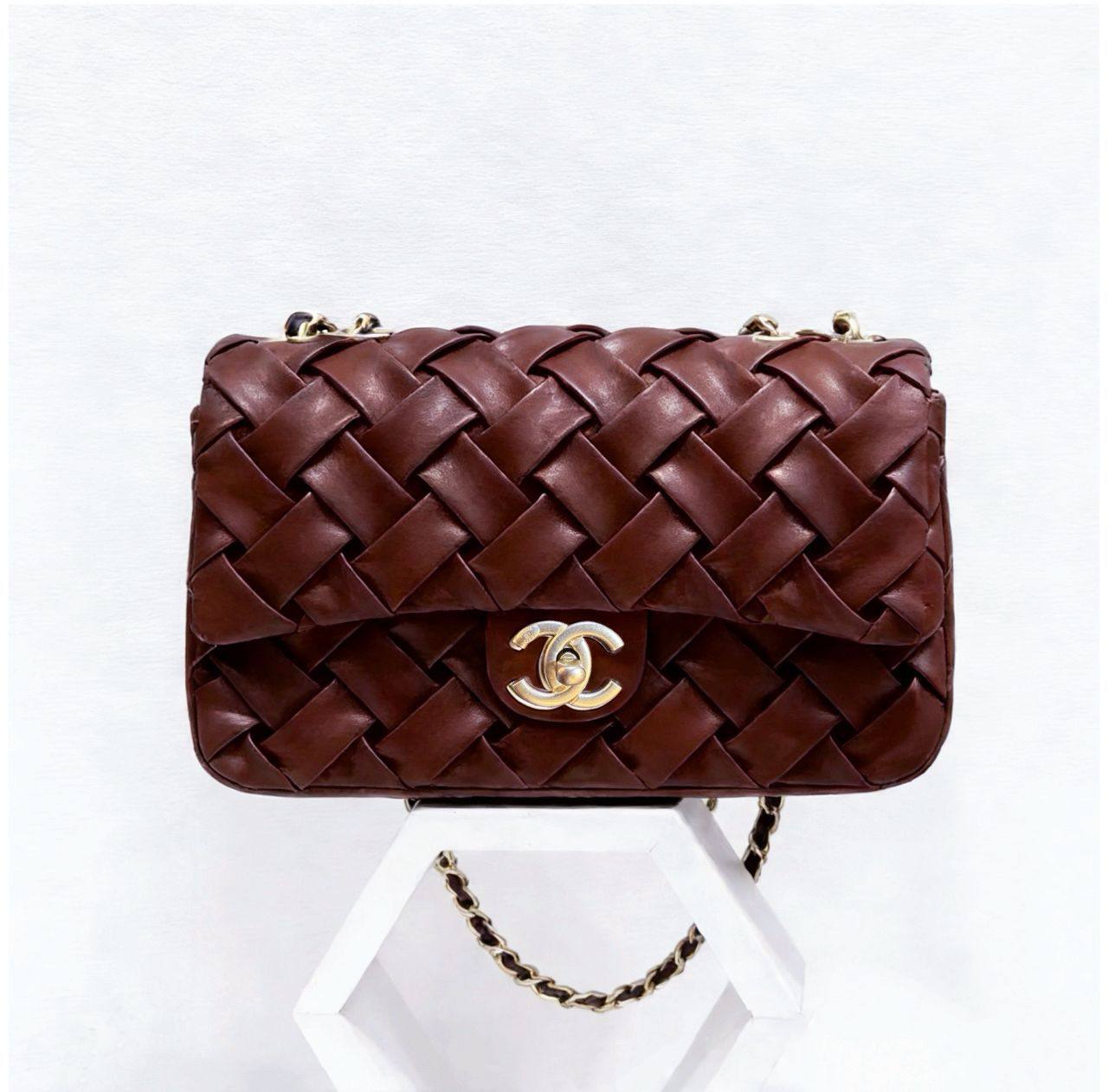 CHANEL 
COPY ONE 
WITH BOX 
140 dhs✅

Zain295
♥️♥️♥️