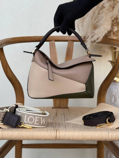 LOEWE
24cm
370 dhs🪙🌨️
Top quality 

With box🎁

Zain167
♥️♥️♥️