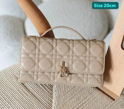 Dior
Best quality 

with box’s 
🎁🎁🎁

110 dhs🪙💕
size 21cm

Zain158
♥️♥️♥️