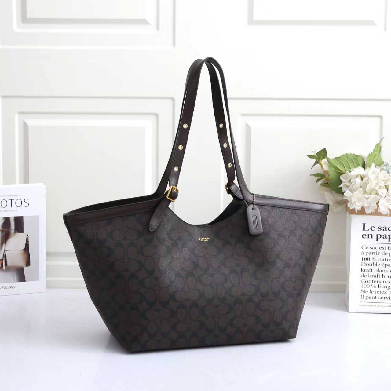 COACH Gramercy tote bag
crafted leather Material
Adjustable shoulder straps
metallic grommet detailing
Size : 34 cm
Without BOX

100 dhs🇦🇪🇦🇪

Zain239
♥️♥️♥️