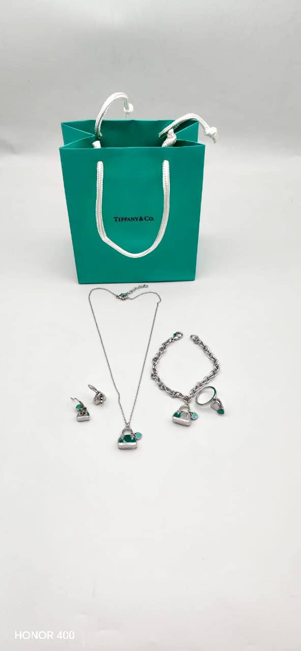LV
Tiffany &co
Set

200 dhs🇦🇪🇦🇪

Zain122
♥️♥️♥️