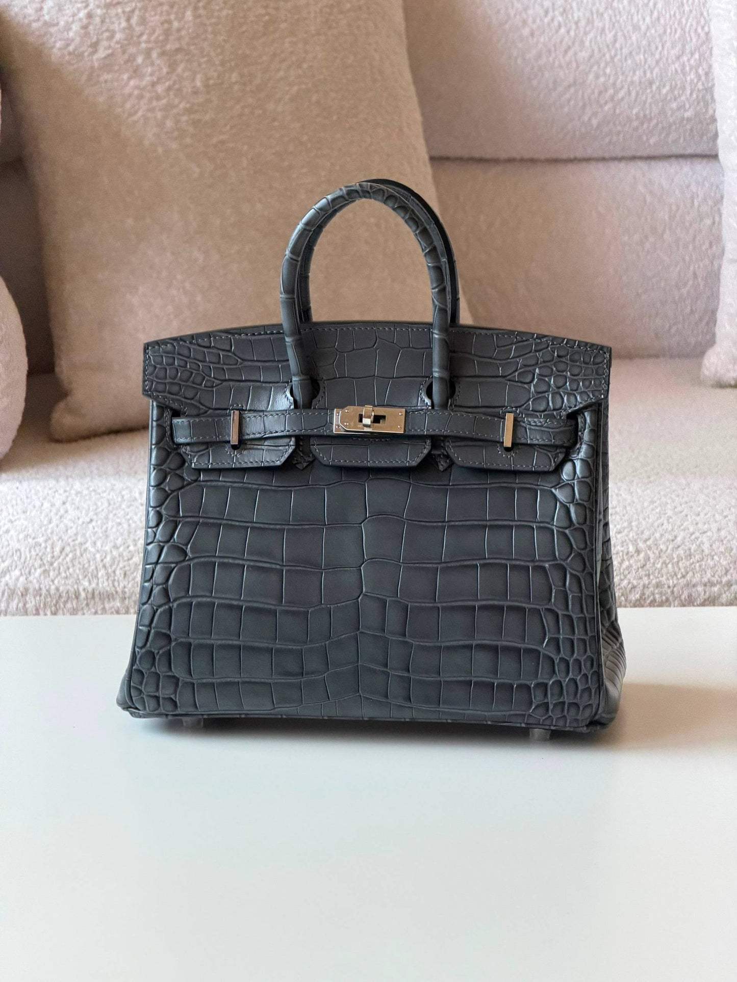 Hermes Birkin croc 25cm💥Master quality ✅with box📦
710 dhs✅

Zain52
♥️♥️♥️
