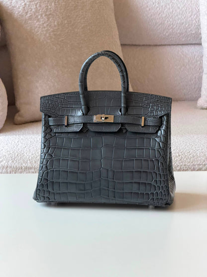 Hermes Birkin croc 25cm💥Master quality ✅with box📦
710 dhs✅

Zain52
♥️♥️♥️