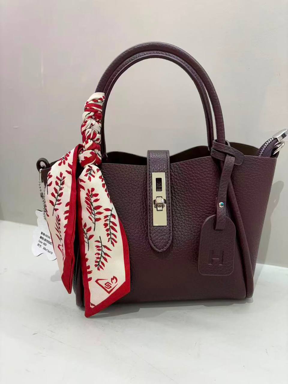 Hermes 
120 dhs✅
Size 25cm 

Zain1611
♥️♥️♥️