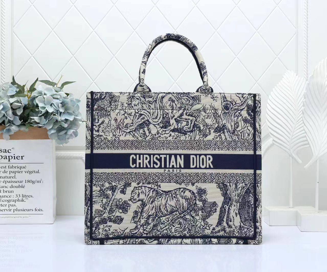 Dior

with box🎁🎁🎁

120 dhs🇦🇪
41cm

Zain143
♥️♥️♥️