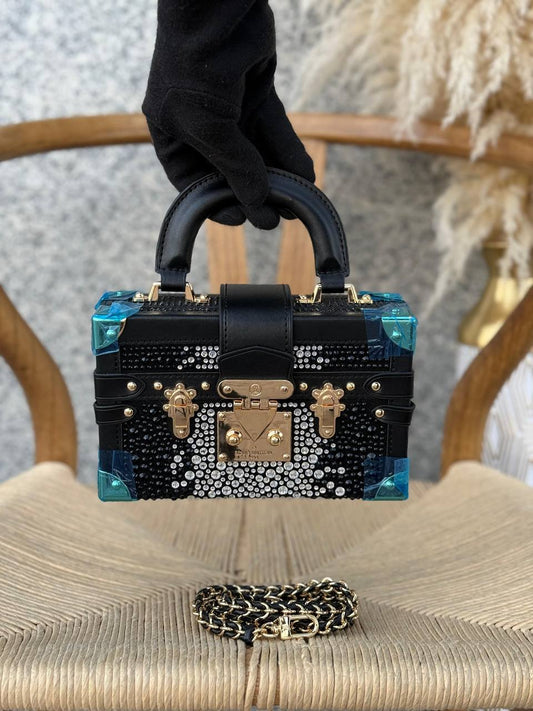LV
19cm
340 dhs✅
Top quality 
With box🎁

Zain167
♥️♥️♥️