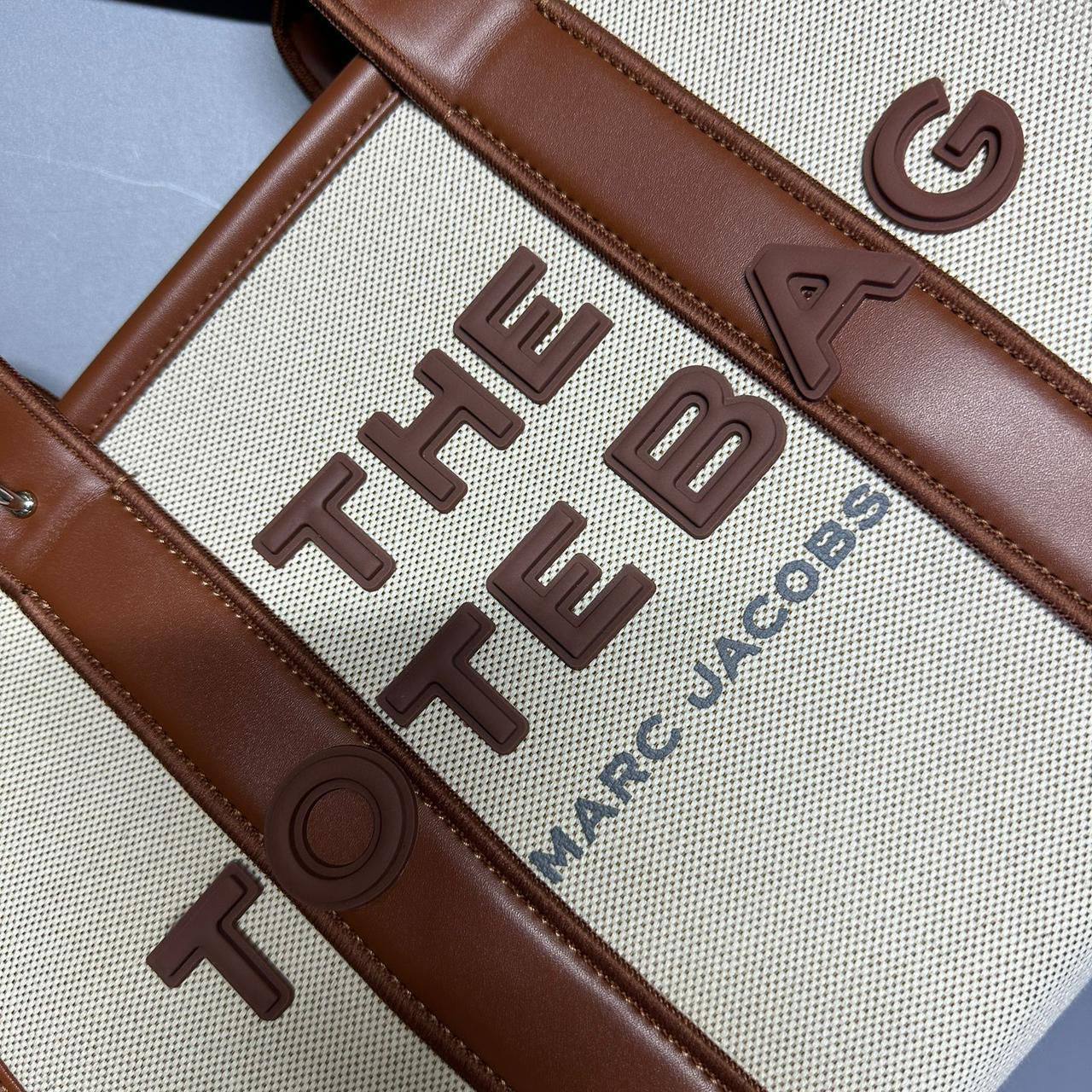 MARC JACOBS 
THE TOTE BAG 
GOOD QUALITY 
120 dhs✅

Zain39
♥️♥️♥️