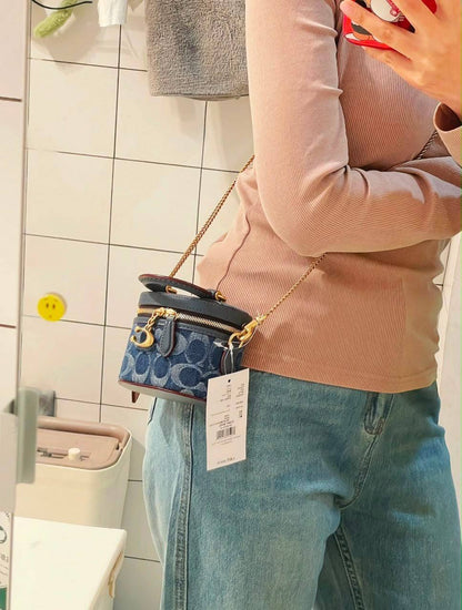 Coach
100 dhs✅
Size：Mini
Good-quality with box

Zain35
♥️♥️♥️