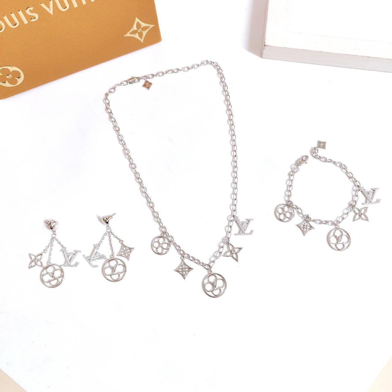 LV
Necklace 💥
Earring🍁
Breslat ❤️‍🔥
Master quality 💯
With normal boxes 📦 
150 dhs🪙💚
With master box 🗃️ 
170 dhs🪙💚

Zain216
♥️♥️♥️