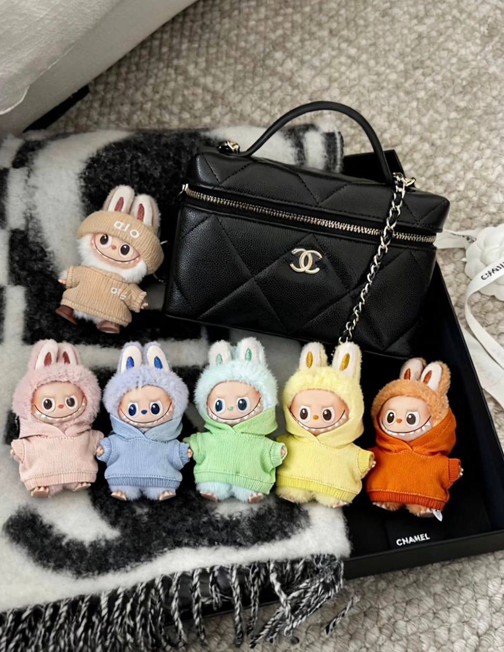 Chanel
110 dhs✅

SIZE：22cm

GOOD-quality 

with box
🎁🎁🎁

Zain35
♥️♥️♥️
