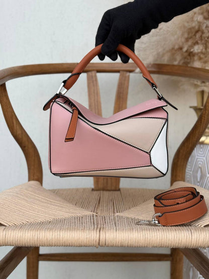 LOEWE
24cm
370 dhs✅
Top quality 
With box🎁

Zain167
♥️♥️♥️