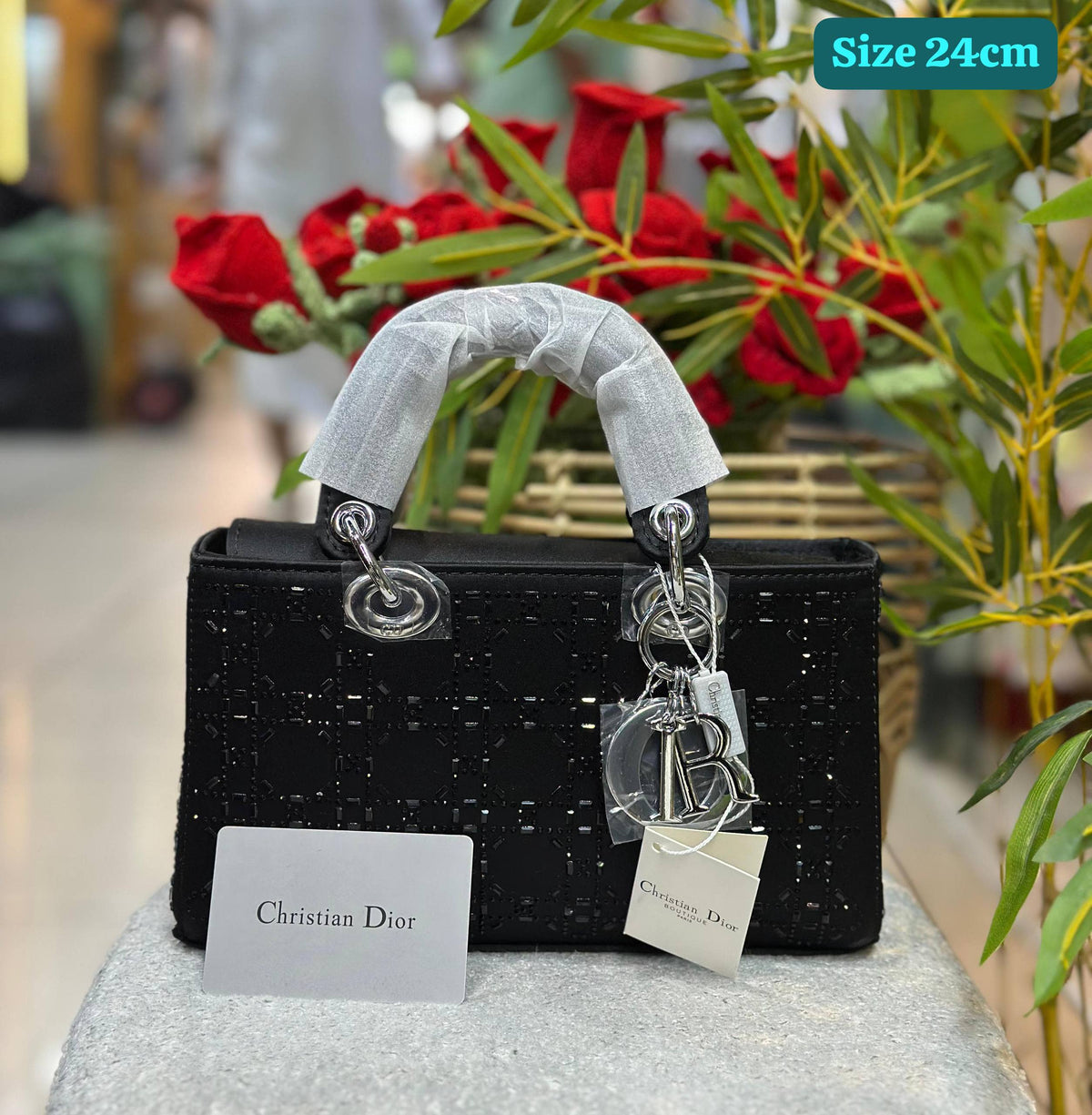 Dior

Good quality 

with box 
125 dhs🇦🇪🇦🇪🇦🇪

Zain186
♥️♥️♥️