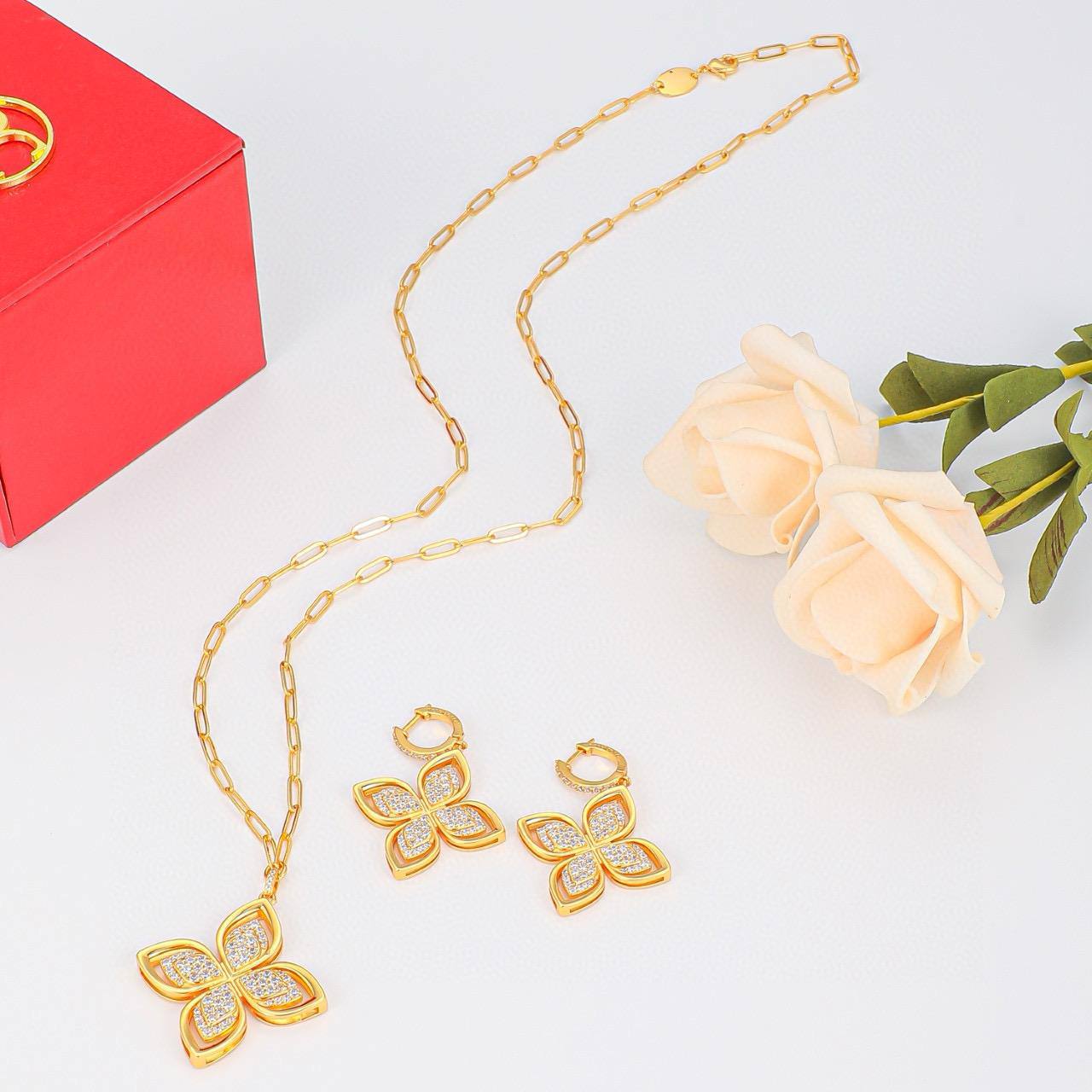 Roberto Coin 
NECKLACE EARRINGS
130 DHS🪙🌨️SET

Zain89
♥️♥️♥️