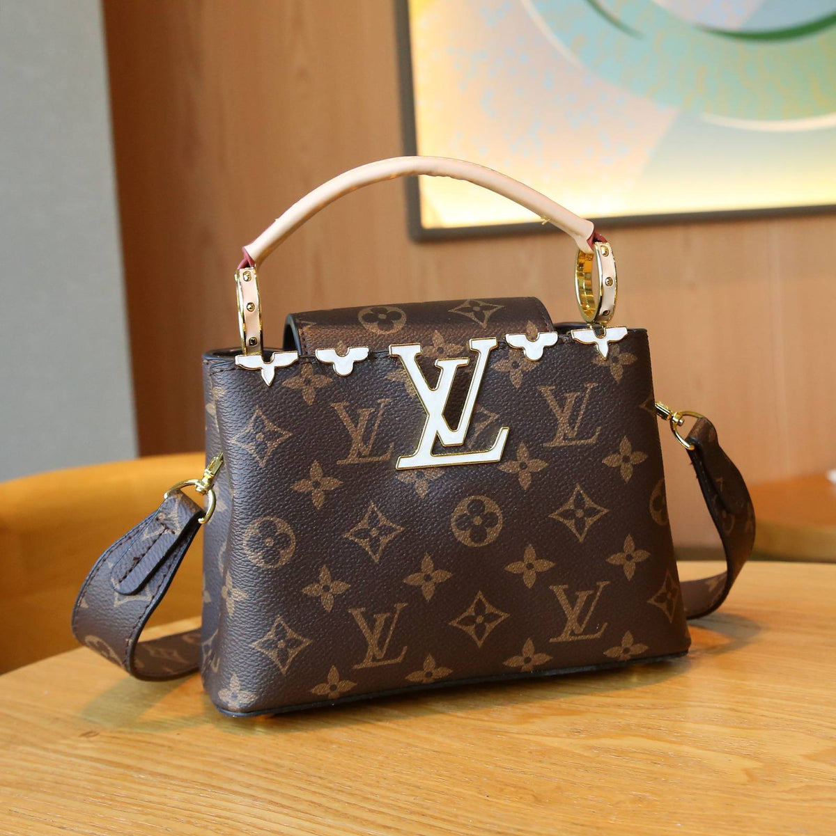 LV

best quality 
with box

120 dhs🇦🇪🇦🇪

size20CM

Zain290
♥️♥️♥️