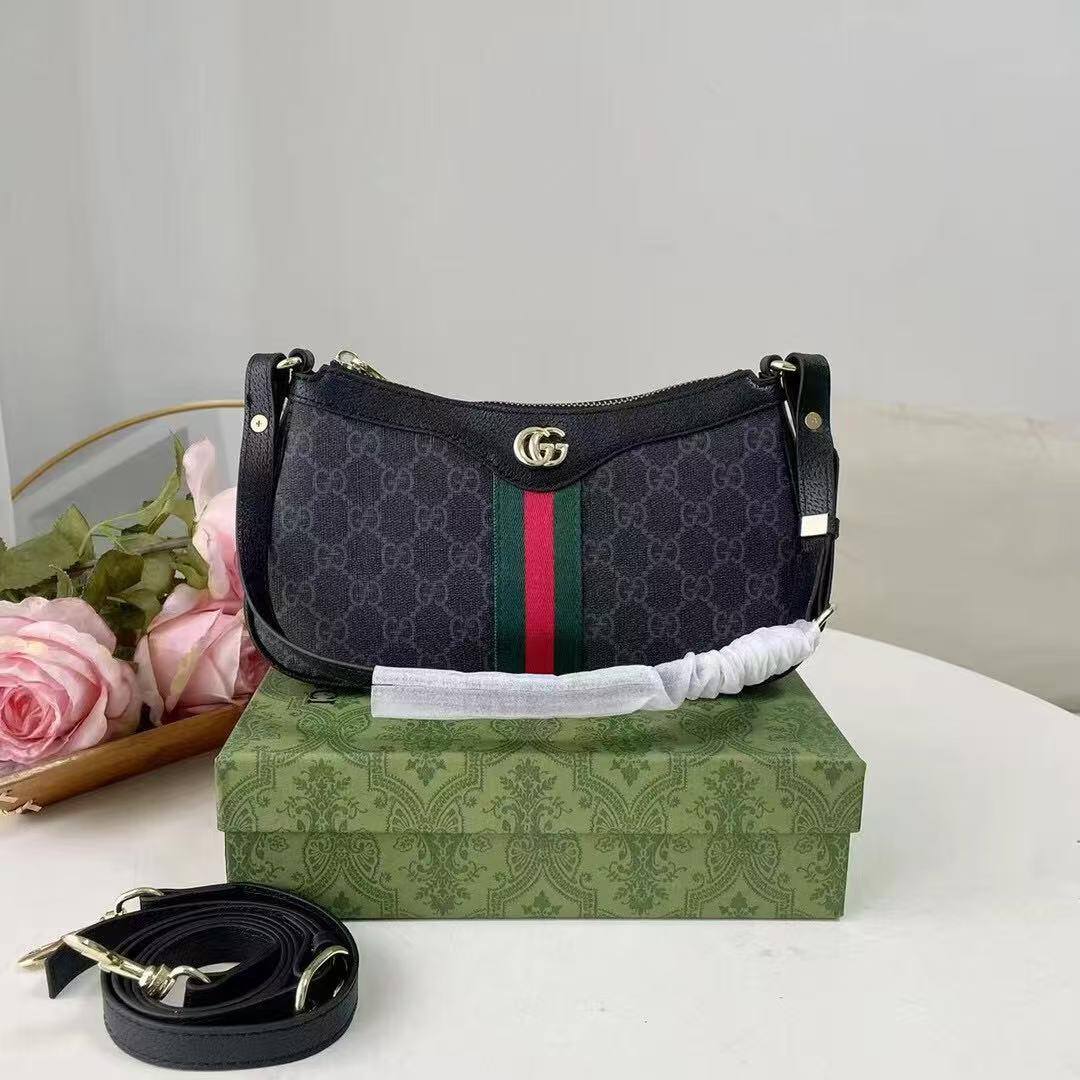 Gucci
85 dhs🪙💕

with box
🎁🎁🎁

size 25×9×14cm

Zain44
♥️♥️♥️