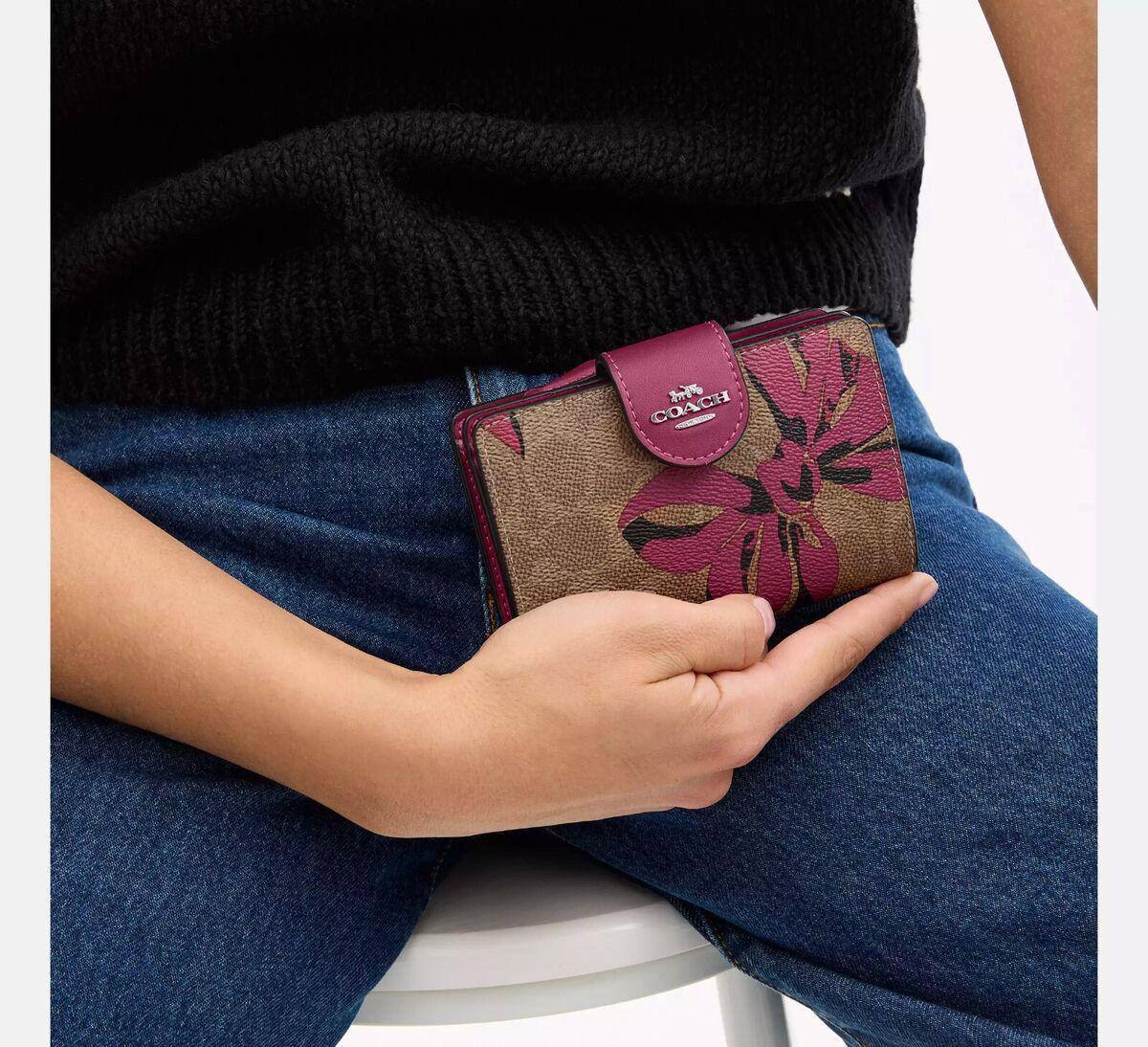 Coach 
Wallets Master
125 dhs💓

Zain248
♥️♥️♥️