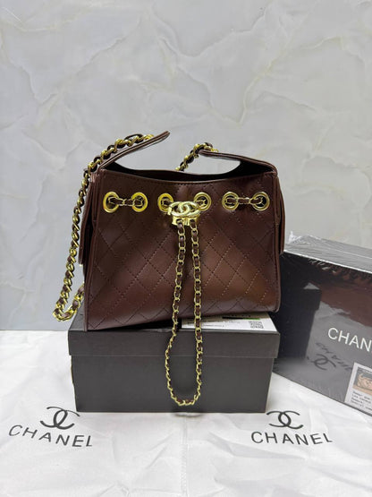 Chanel

High quality 

With box 
100 dhs🇦🇪🇦🇪

Zain136
♥️♥️♥️