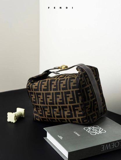Fendi
90 dhs❣️
SIZE：22cm

Good-quality 

with box🎁🎁🎁

Zain35
♥️♥️♥️