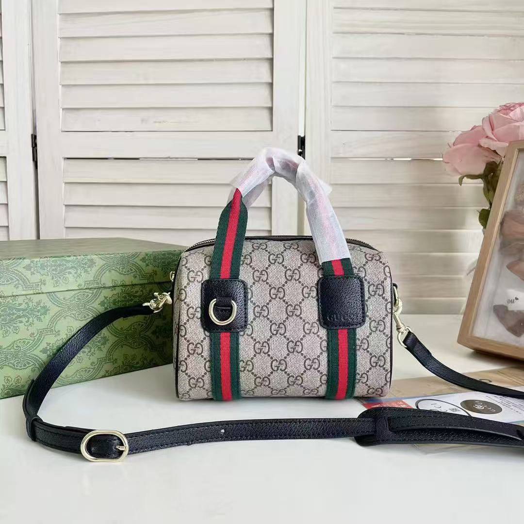 Gucci
High quality 
with box 
🎁🎁🎁

105 dhs🪙💕

Zain136
♥️♥️♥️