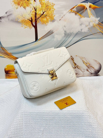 LV
Best quality

With box’s
🎁🎁🎁

105 dhs❣️
size 23cm

Zain158
♥️♥️♥️