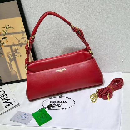 Prada
110 dhs✅
Size 32 cm🌹🌹🤝

Zain161
♥️♥️♥️