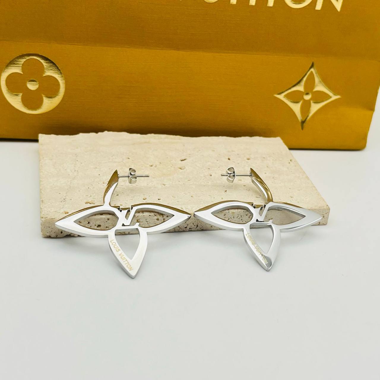 New arrival LV stainless steel with 18k gold plated earrings 
Offer price
30 dhs🪙🌨️
40 dhs🪙🌨️
with LV box and paperbag
⛔️🎁🎁🎁

Zain243
♥️♥️♥️
